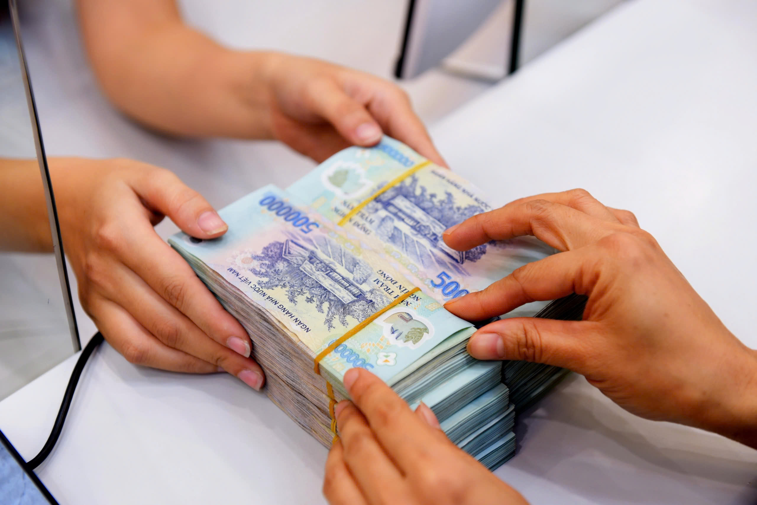 Tài khoản ít tiền bị thu phí quản lý- Ảnh 1.