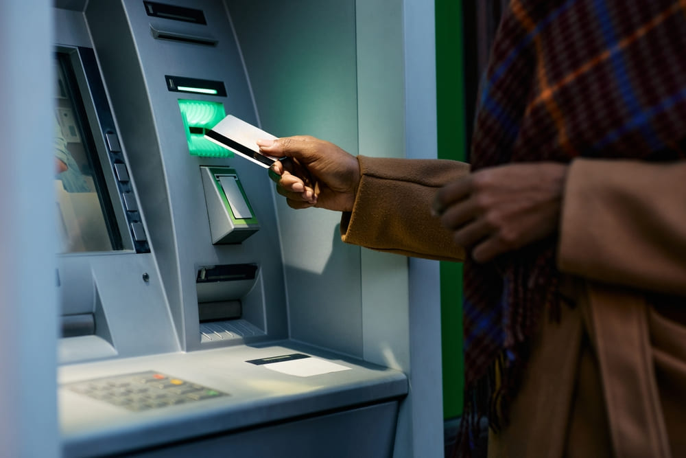 Người đàn ông tới ATM rút 20 triệu đồng, 2 lần số dư vẫn không đổi, vội vã tới ngân hàng kiếm tra: 
