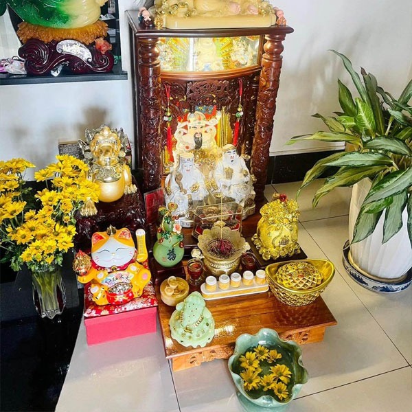 Tại sao bàn thờ Thần Tài luôn có bát nước thả hoa?- Ảnh 1.