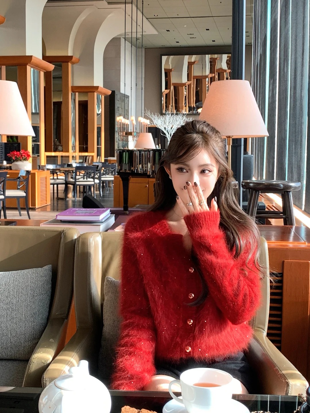 Tại sao cuối năm người ta thường mua quần áo, giày dép mới?- Ảnh 2.