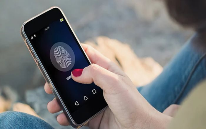 Tại sao không nên sử dụng vân tay, khuôn mặt mở điện thoại?- Ảnh 1.