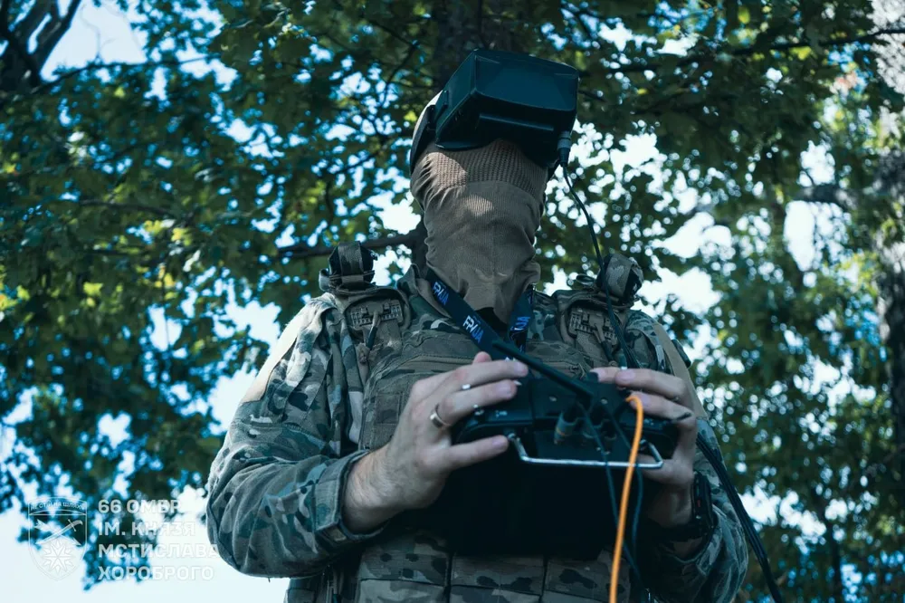 Binh sĩ thuộc Lữ đoàn cơ giới số 66 của Ukraine điều khiển máy bay không người lái UAV trên chiến trường. Ảnh: X