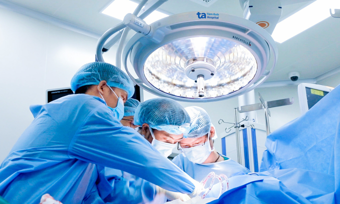 Bác sĩ Dương (phải) lấy gân tứ đầu nông cho người bệnh. Ảnh: Bệnh viện Đa khoa Tâm Anh