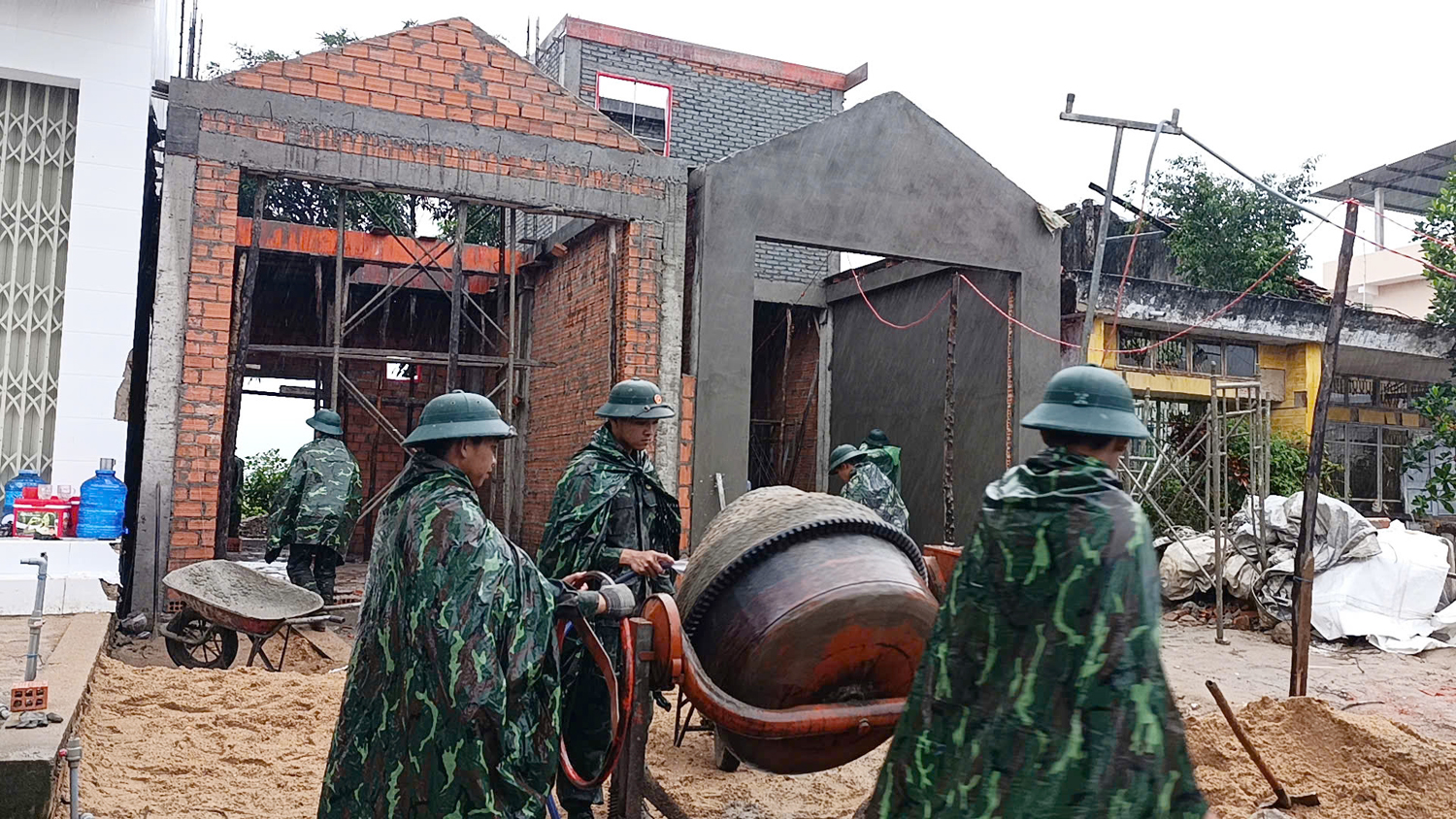 Tái thiết vùng rốn lũ - Ảnh 1.