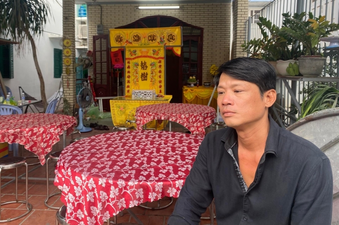 Tài tử Thương Tín qua đời 2 Anh Thanh Tùng - con trai Thương Tín - túc trực tại Phan Rang làm lễ tang cho cha. Ảnh: Tô Hiếu