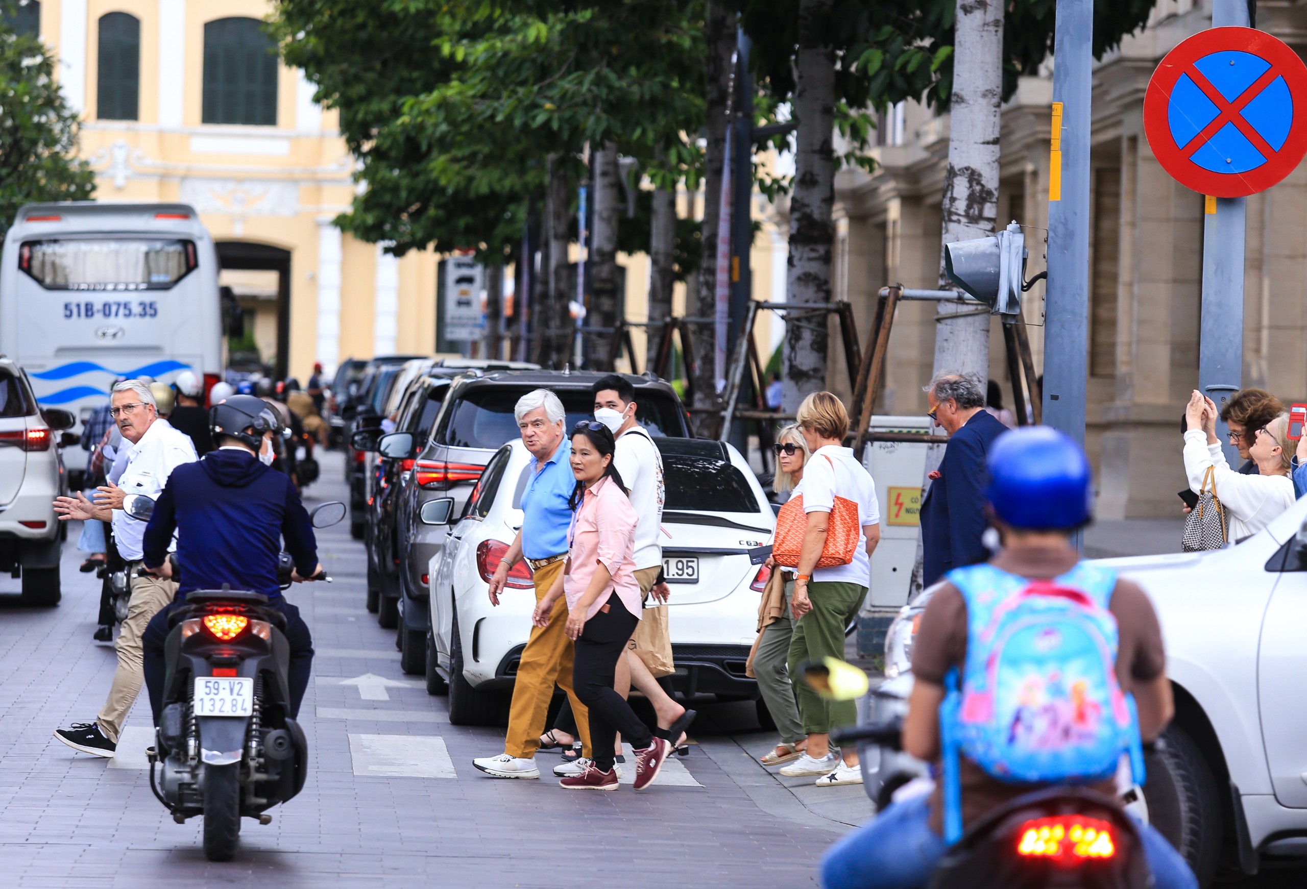Tài xế dễ bị phạt nguội bởi camera AI khi dừng xe đón, trả khách - Ảnh 2. Dừng đón, trả khách thế nào để không bị camera phạt nguội AI ‘bắt’ lỗi? - Ảnh 2.