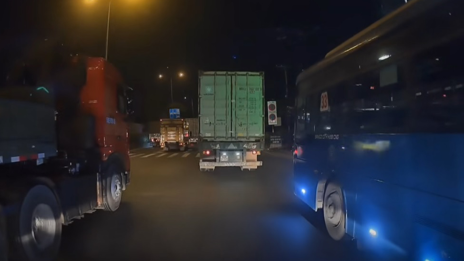 Tài xế ô tô con quyết 'hơn thua' với xe buýt vượt ẩu: Nên hay không? 1 Tài xế ô tô con quyết ‘hơn thua’ với xe buýt vượt ẩu: Nên hay không? - Ảnh 1.