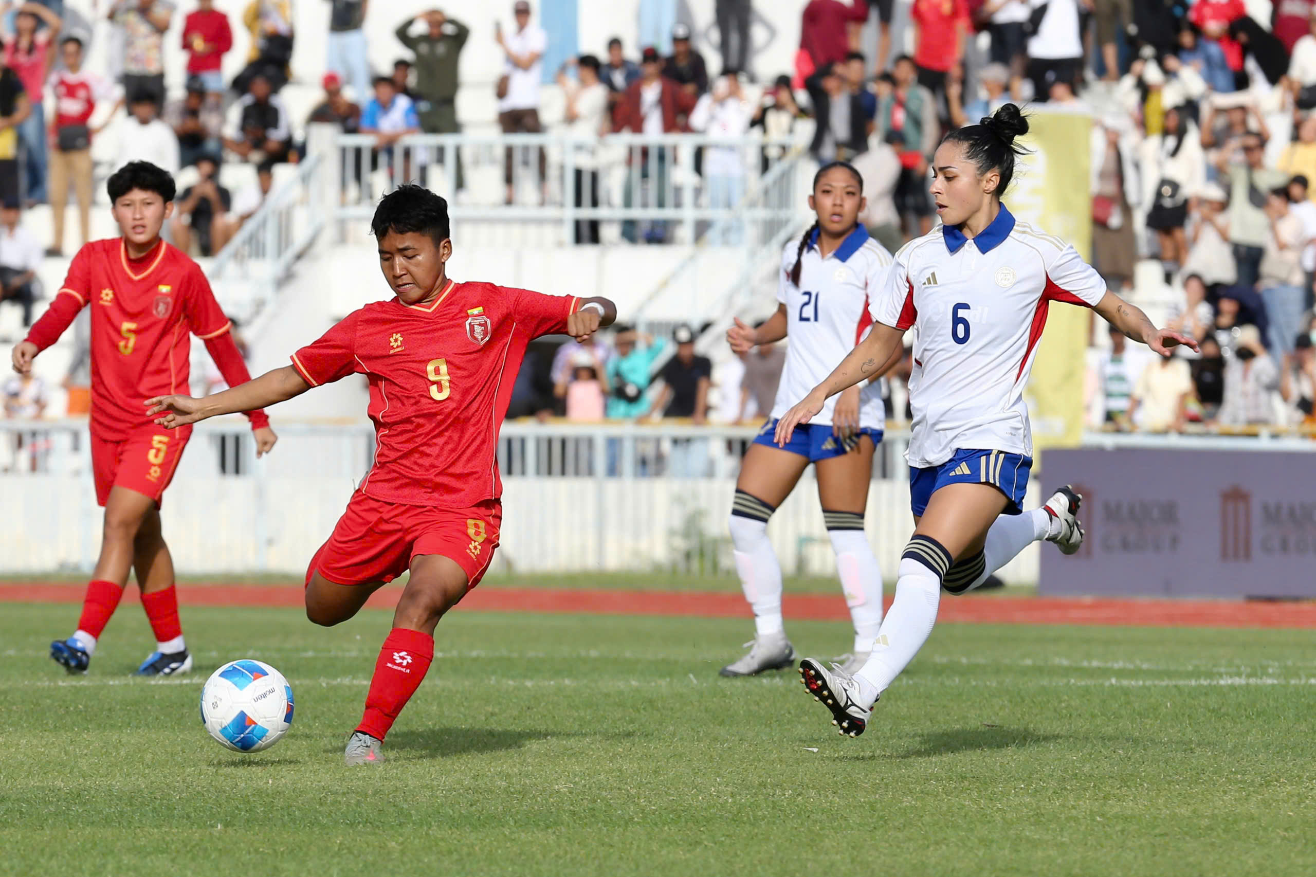 Đội nữ Myanmar quả cảm, đánh bại ứng viên nặng ký Philippines phút 89: Tạm dẫn đầu bảng B- Ảnh 1.
