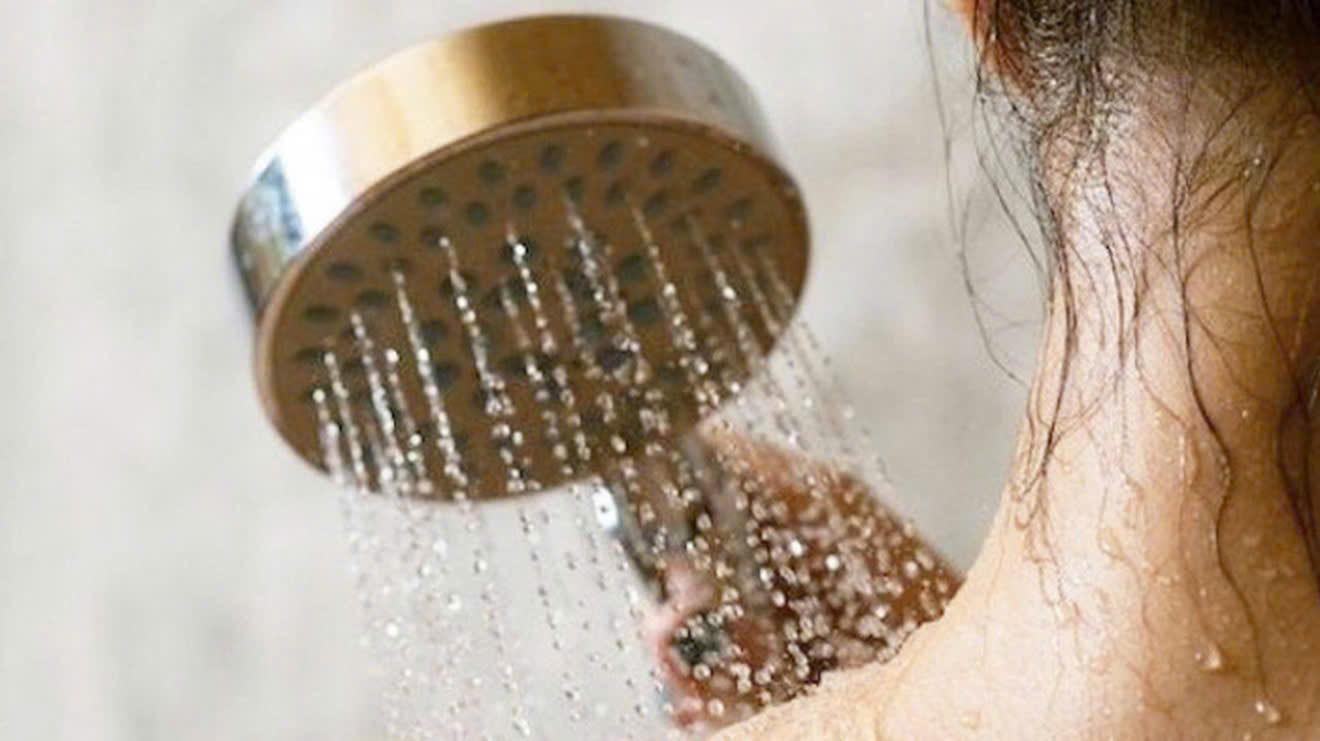 Tắm đêm - Ảnh 1.