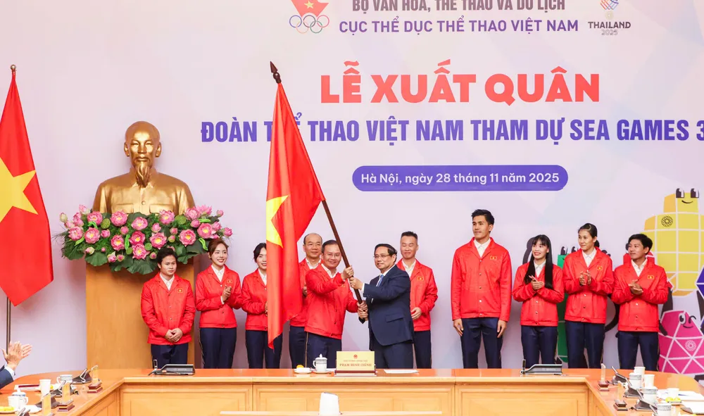 Thủ tướng Phạm Minh Chính phất cờ trong Lễ xuất quân của Đoàn Thể thao Việt Nam. Ảnh: CCT. tam-nhin-xa-cua-the-thao-viet-nam-tai-sea-games-33 (2).jpg
