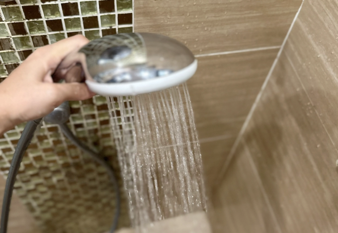 Tắm nước lạnh có nguy cơ gây tăng huyết áp đột ngột. Ảnh: Ngọc Phạm