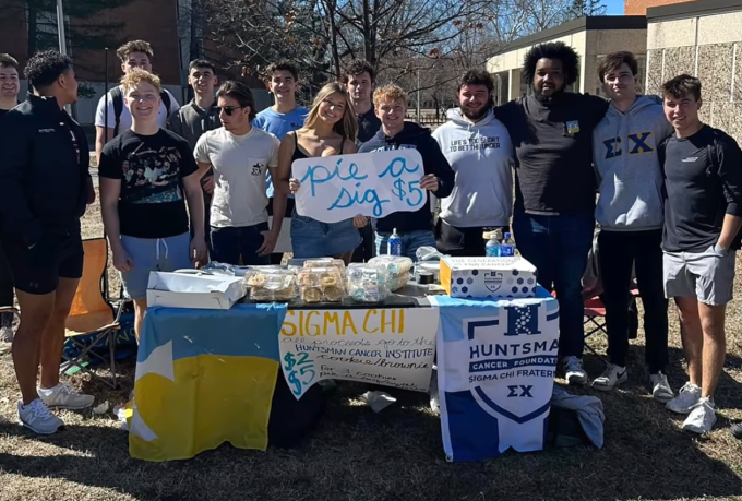 Yolina Lindquist (hàng đầu, thứ sáu từ phải qua) trong một hoạt động gây quỹ cùng bạn bè.