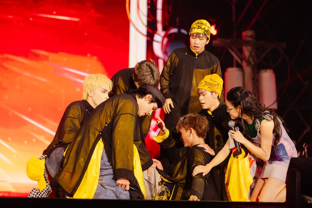 Tân binh ngã quỵ trên sân khấu, 2 người dừng chân khiến SOOBIN bất lực - 1