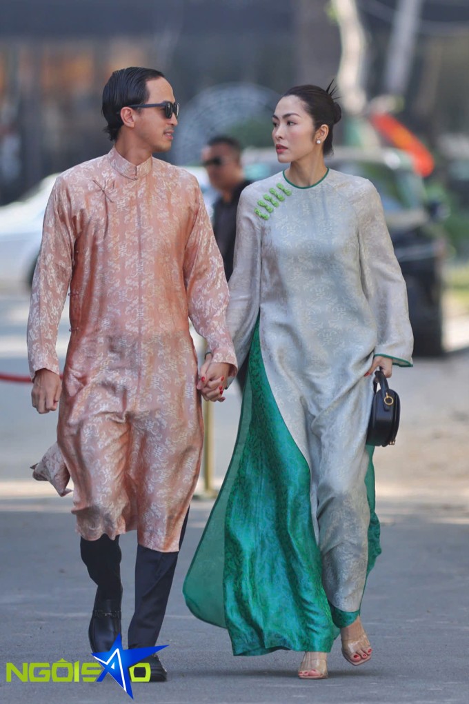 Tăng Thanh Hà gây sốt với một kiểu áo dài suốt nhiều năm 1 Tăng Thanh Hà thu hút chú ý khi diện áo dài đôi cùng ông xã dự cưới Tiên Nguyễn. Ảnh: Quỳnh Trần