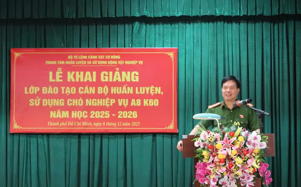 Đại tá Đỗ Tiến Thuỳ - Phó tư lệnh Cảnh sát cơ động phát biểu chỉ đạo tại lớp khai giảng. Ảnh: NGUYỄN HẰNG tang-cuong-nang-luc-su-dung-cho-nghiep-vu-o-cac-don-vi-phia-nam.jpg