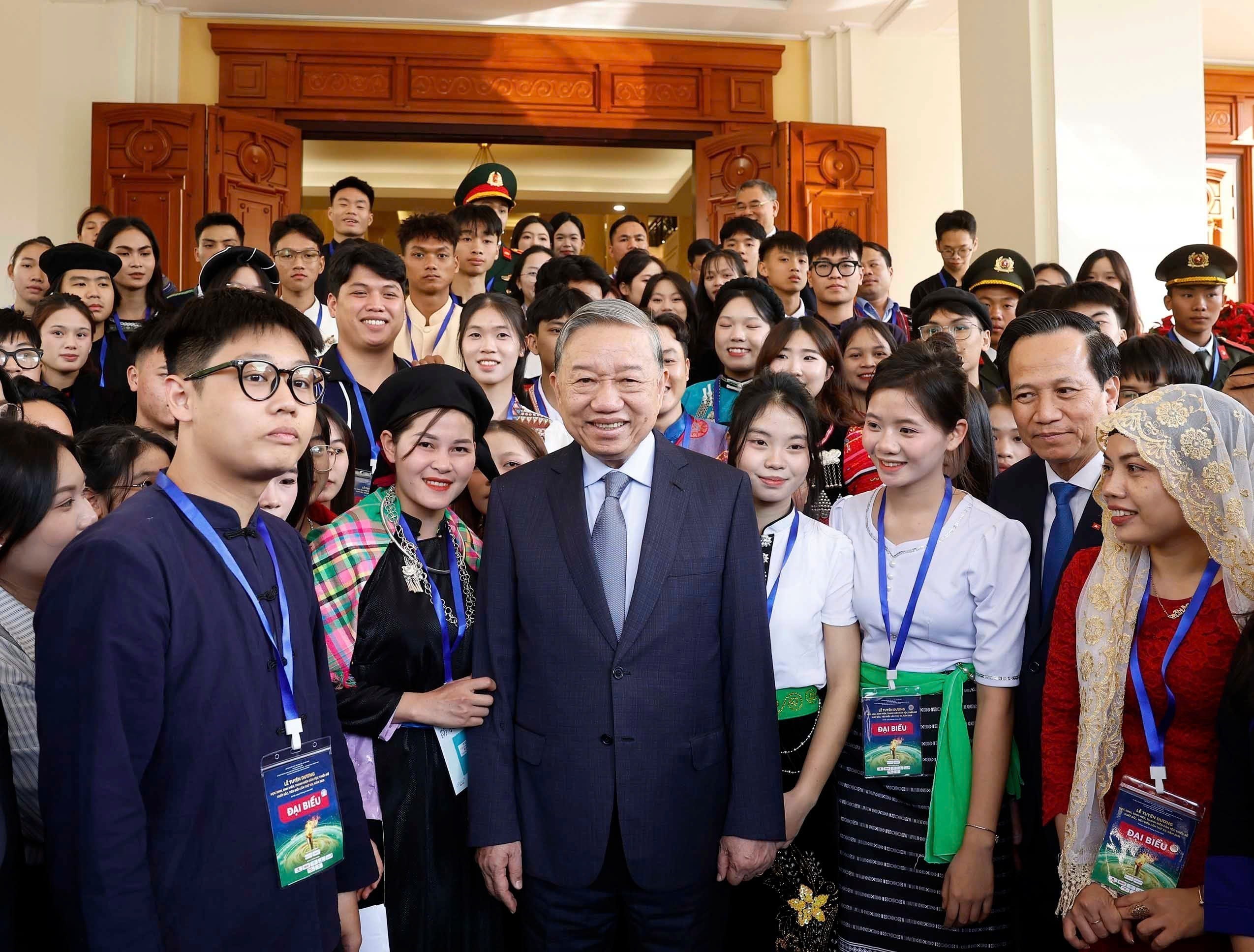 Tổng Bí thư: Tạo nguồn cán bộ dân tộc thiểu số từ học sinh xuất sắc - Ảnh 1.