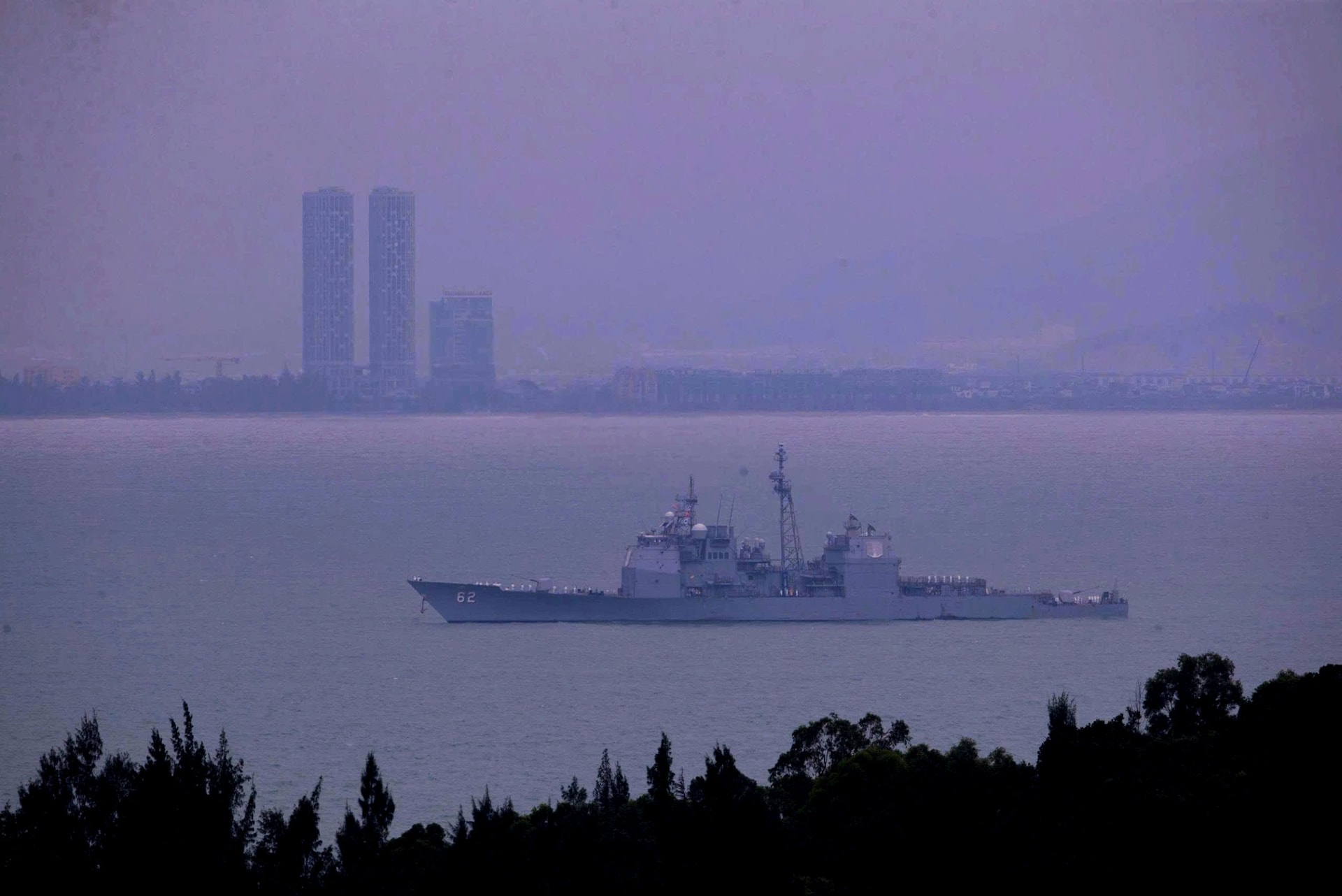 Tàu Hải quân Mỹ USS Tripoli và USS Robert Smalls cập cảng Đà Nẵng - Ảnh 1. Tàu Hải quân Mỹ USS Tripoli và USS Robert Smalls cập cảng Đà Nẵng - Ảnh 1.