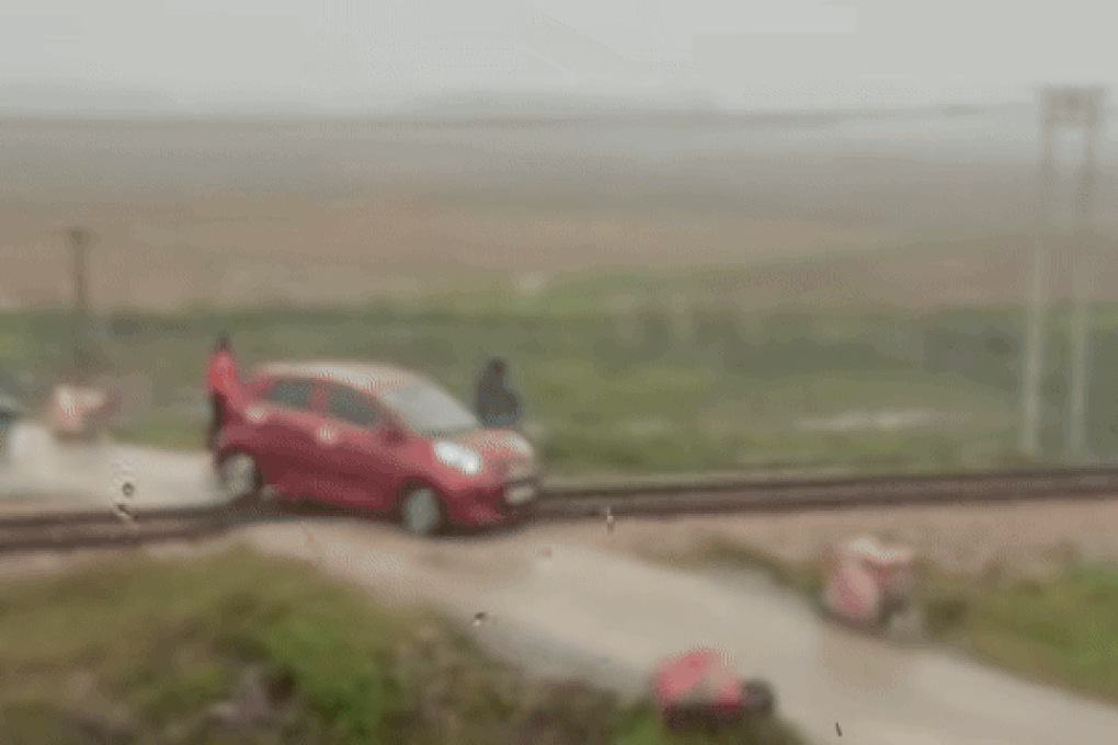 Tàu hỏa dừng khẩn cấp để tránh ô tô: Nữ tài xế có phải bồi thường? - 1