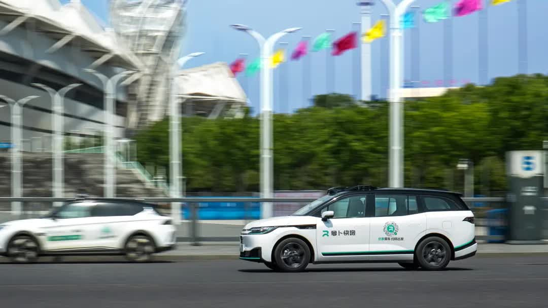 Taxi robot của Baidu gây tai nạn nghiêm trọng tại Trung Quốc, hai người đi bộ nhập viện trong tình trạng nguy kịch- Ảnh 2.