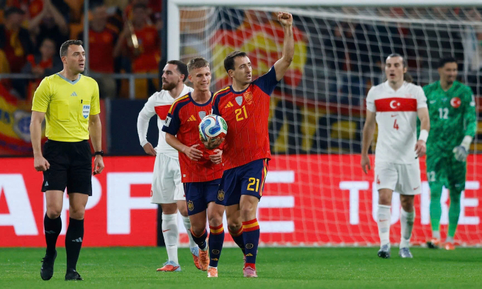 Tiền đạo Mikel Oyarzabal (số 21) mừng bàn thắng cho Tây Ban Nha trong trận gặp Thổ Nhĩ Kỳ trên sân Cartuja, thành phố Seville, Tây Ban Nha, vòng loại World Cup 2026 tối 18/11/2025. Ảnh: Reuters