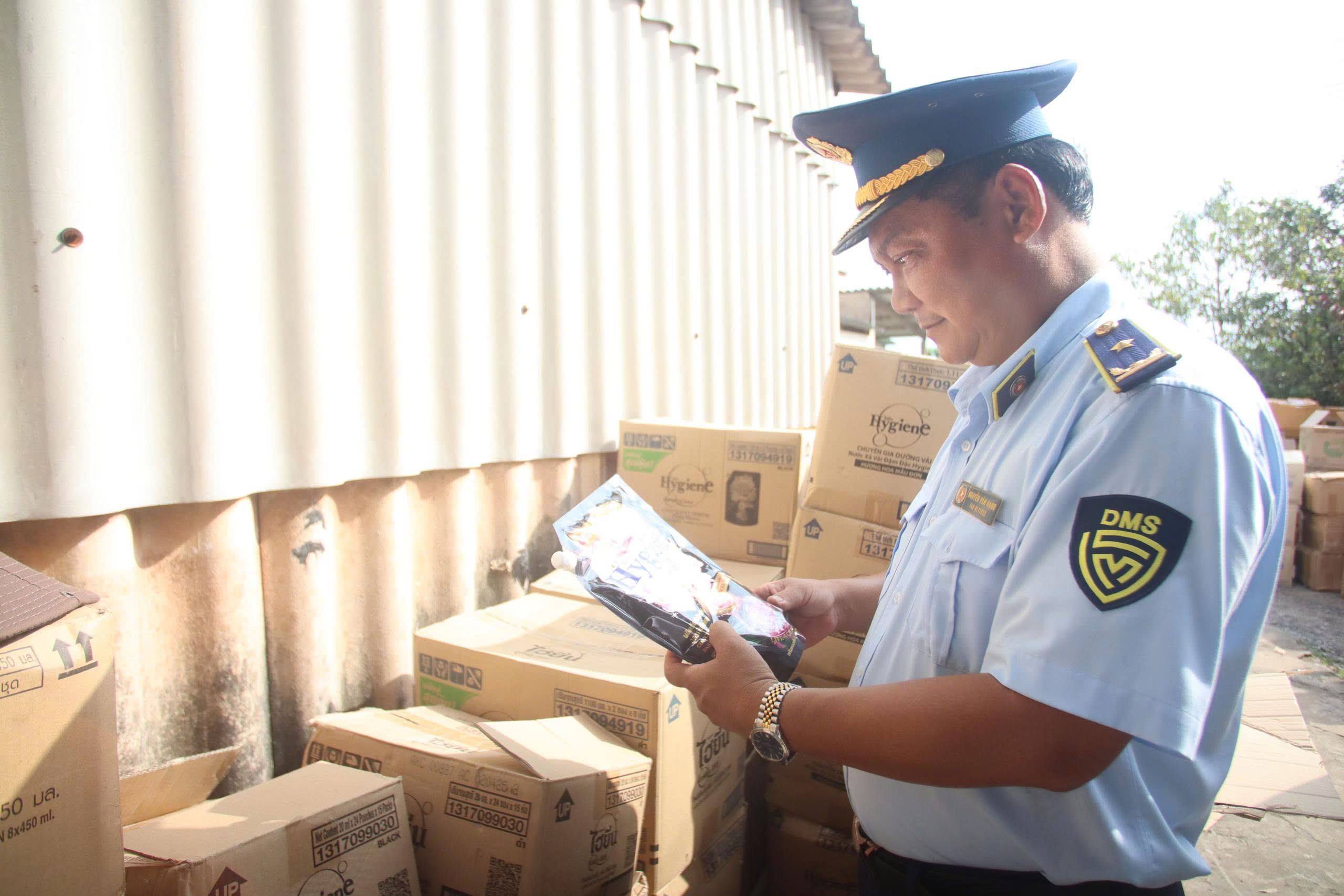 Tây Ninh phát hiện hộ kinh doanh thuốc bảo vệ thực vật chứa chất cấm, đường cát lậu 1 Tây Ninh - Ảnh 1.