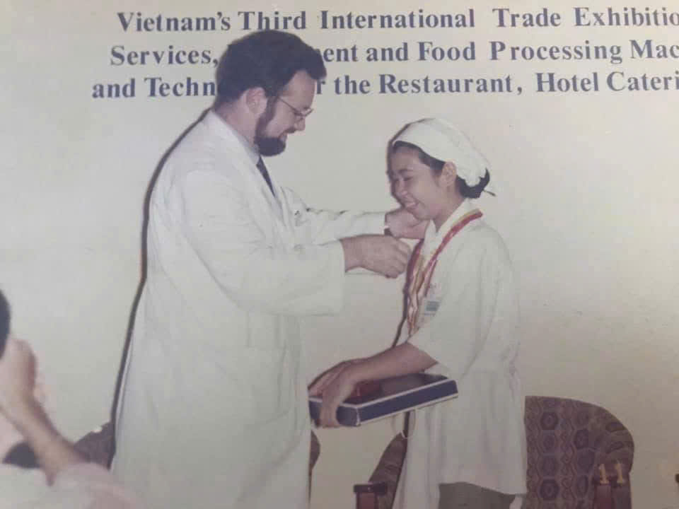 Những người vẽ lại đời mình: Tay trái viết tiếp  niềm đam mê gian bếp - Ảnh 1.