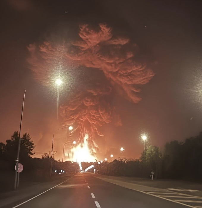 Thái Lan không kích kho xăng huyện biên giới Campuchia gây ra vụ nổ lớn vào đêm 10/12. Ảnh: Nation