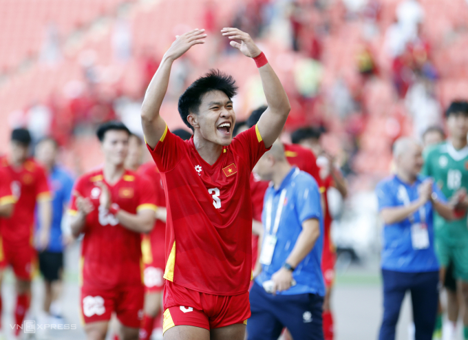 Trung vệ Phạm Lý Đức mừng sau khi Việt Nam hạ Philippines 2-0 ở bán kết bóng đá nam SEA Games 33 trên sân Rajamangala ở Bangkok, Thái Lan ngày 15/12/2025. Ảnh: Hiếu Lương