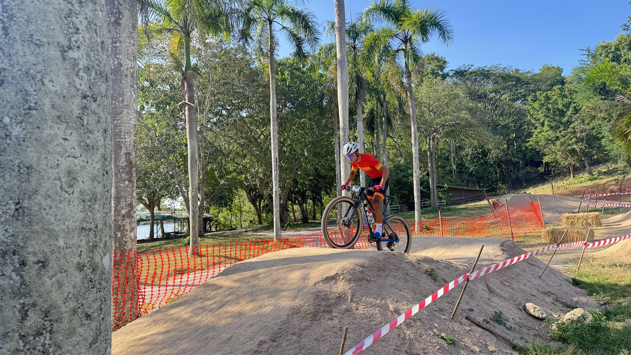 Thái Lan làm đường đua địa hình trong sở thú, cua rơ Việt Nam gặp khó- Ảnh 1.