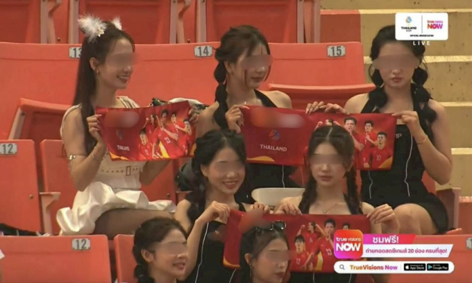Nhóm cổ động viên quảng cáo cá độ ngồi trên khán đài A sân Rajamangala ở Bangkok, Thái Lan trong trận Việt Nam thắng Lào 2-1 ở lượt ra quân bảng B bóng đá nam SEA Games 33, vào ngày 3/12/2025. Ảnh: Chụp màn hình