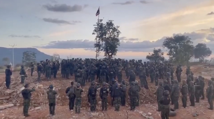 Hình ảnh quân nhân Thái Lan thượng cờ tại đèo Chong An Ma sau khi kiểm soát hoàn toàn khu vực vào 18h ngày 16/12. Ảnh: X/ArmyMilitaryHD