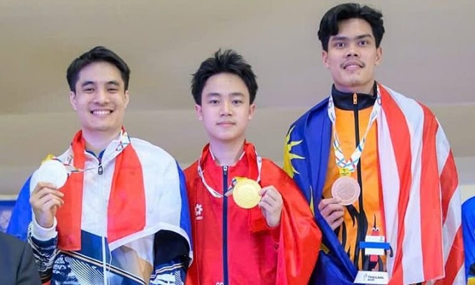 Trần Hoàng Khôi (giữa) nhận HC vàng bowling đơn nam tại SEA Games 33 ở Trung tâm thương mại Major Cineplex Ratchayothin, thành phố Bangkok, Thái Lan ngày 14/12/2025. Ảnh: TTBA