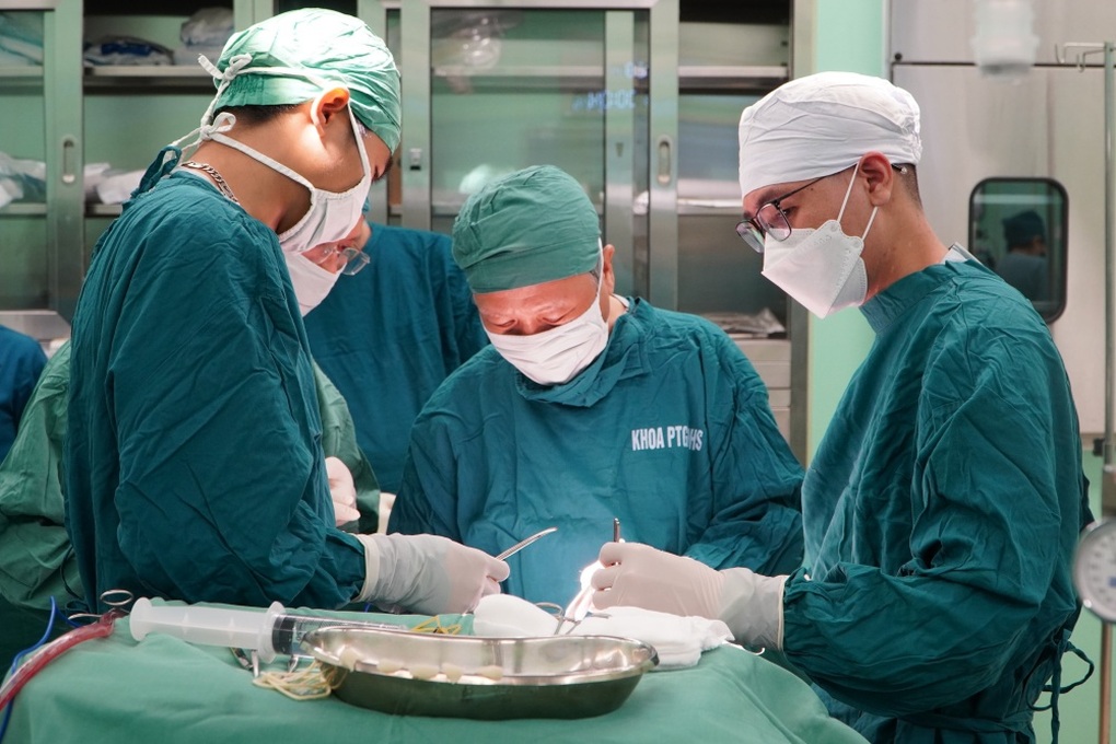 Thai phụ mất con ở Trường Sa được cấp cứu trên chuyến bay 14 giờ đặc biệt - 4