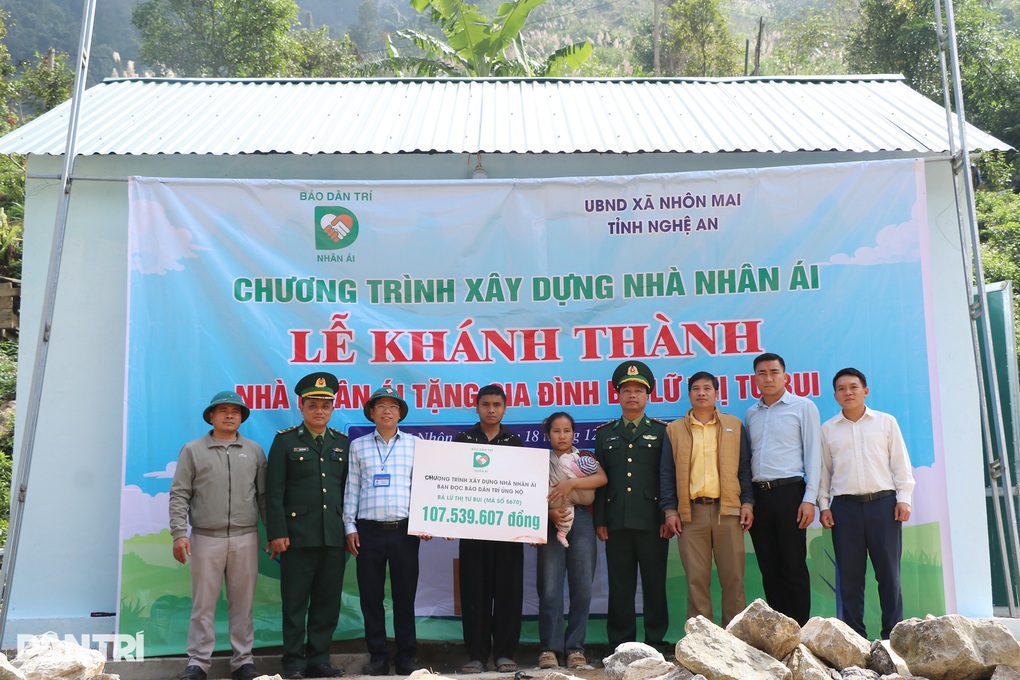 Thai phụ mất nhà sau lũ xúc động đón nhận món quà đặc biệt - 1