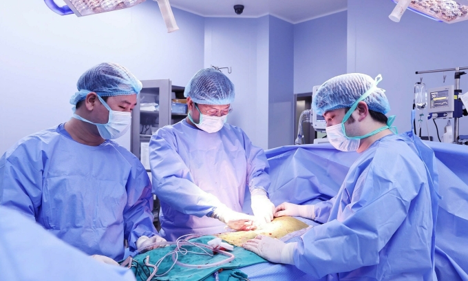 Các bác sĩ ghép thận cho nữ bệnh nhân. Ảnh: Bệnh viện 108