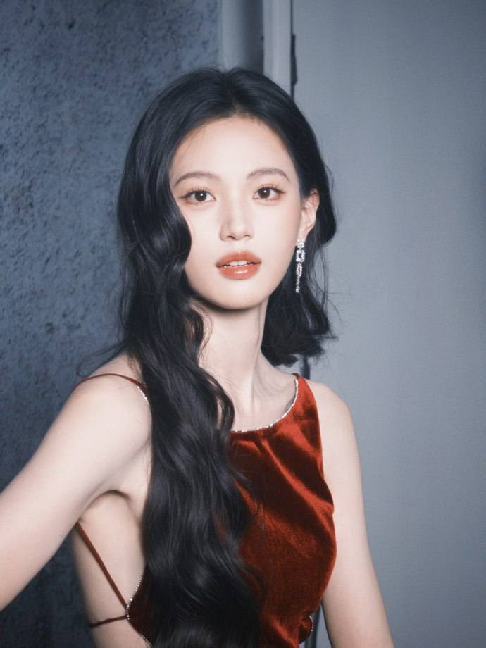 Trung Quốc hiện tại không ai mặc đẹp hơn mỹ nhân này: Đóng 1 phim mà mặc 20 bộ Haute Couture, đeo vòng cổ giá hàng triệu đô- Ảnh 1. Trung Quốc hiện tại không ai mặc đẹp hơn mỹ nhân này: Đóng 1 phim mà mặc 20 bộ Haute Couture, đeo vòng cổ giá hàng triệu đô- Ảnh 1.