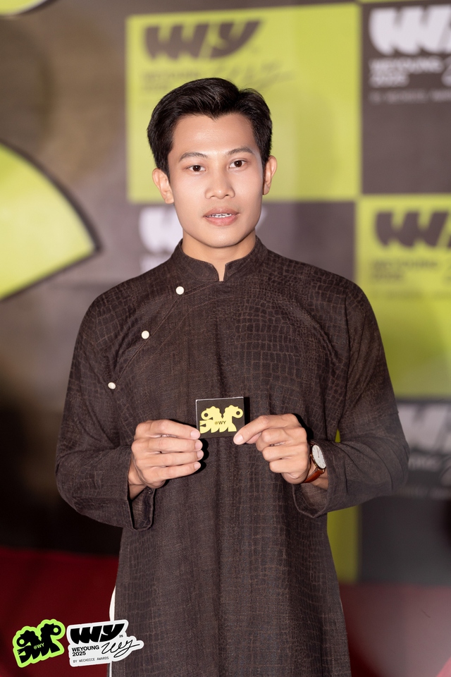 Không khí HOT 1000 độ tại phố đi bộ lúc này: Dàn sao Mưa Đỏ gây náo loạn, 