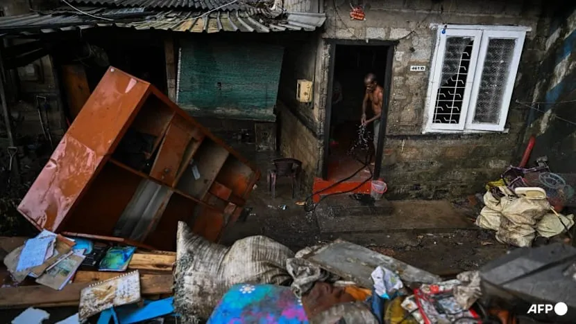 Một người dân dọn bùn trong ngôi nhà bị ngập sau lũ quét do bão Ditwah tại Wellampitiya, ngoại ô Colombo, ngày 5-12. Ảnh: Ishara S Kodikara/AFP Bão lũ Sri Lanka- Số người thiệt mạng tăng vọt lên 607, nguy cơ xuất hiện thêm sạt lở.jpg