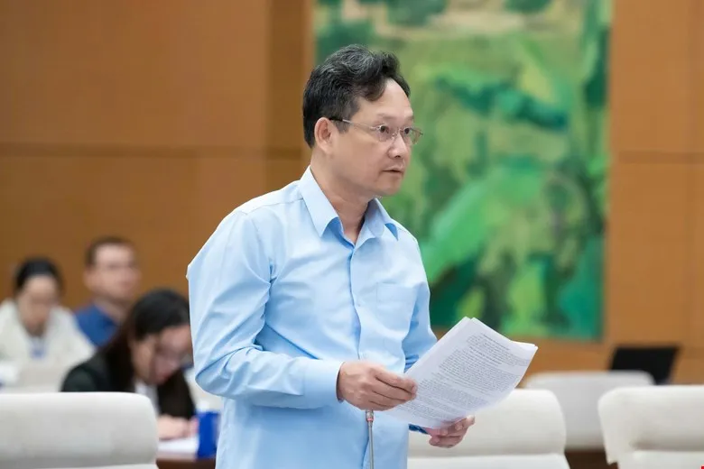 Phó Chánh án TAND Tối cao Nguyễn Văn Tiến trình bày tờ trình về dự án Luật Tòa án chuyên biệt tại Trung tâm tài chính quốc tế. Ảnh: QH tham-phan-toa-an-chuyen-biet-tai-trung-tam-tai-chinh-quoc-te-co-the-la-nguoi-nuoc-ngoai.jpg