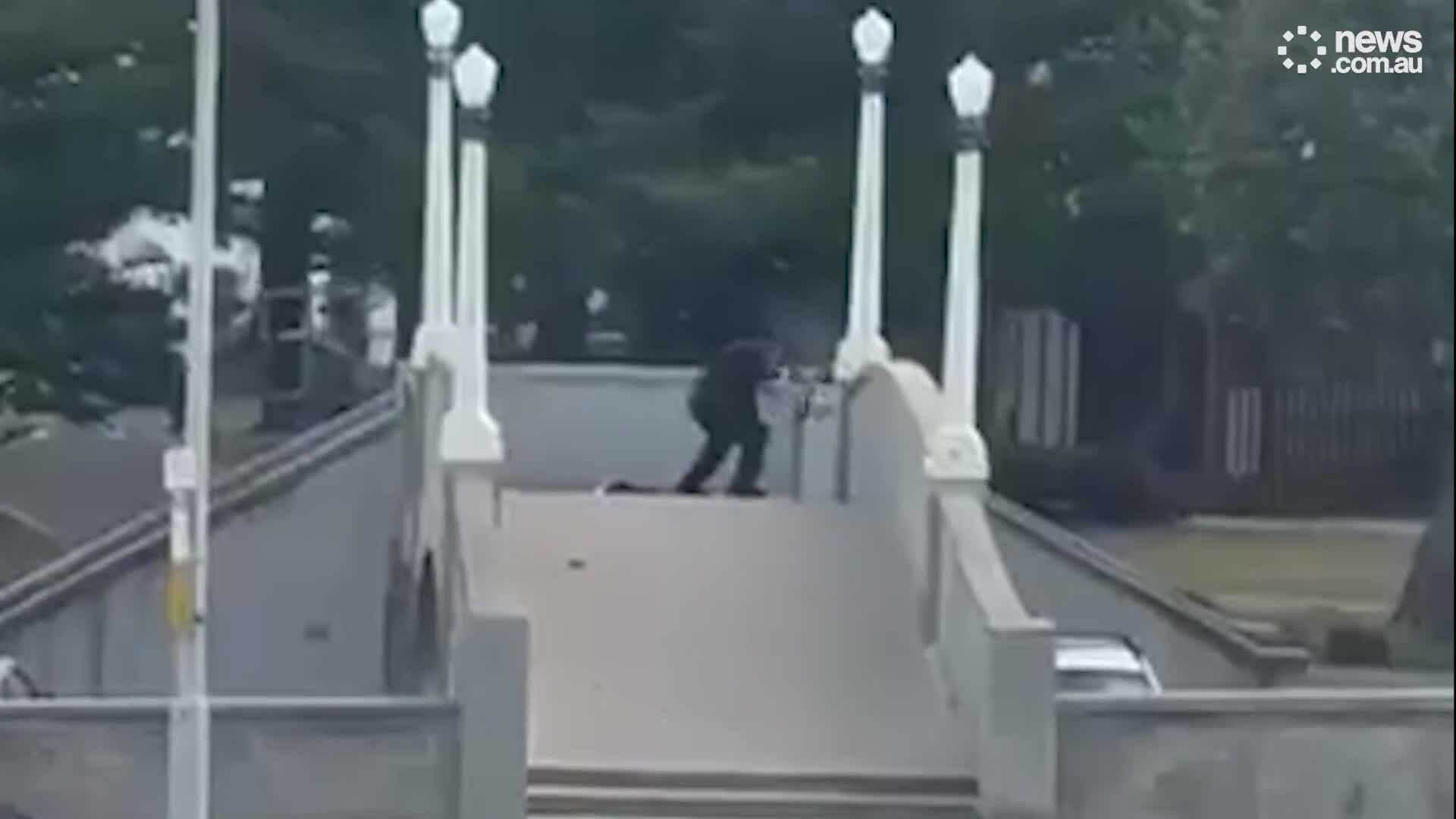 Khoảnh khắc cảnh sát mặc thường phục hạ gục kẻ xả súng ở Australia