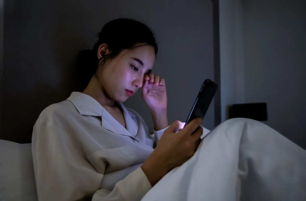 Thận suy, mắt mờ khi ngủ muộn thành “chuẩn sống” - 2