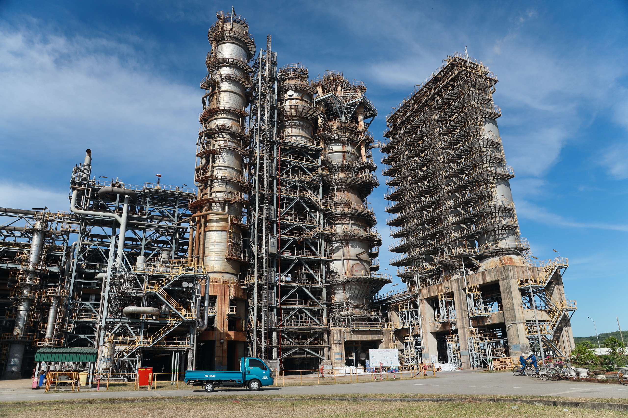 Tháng 1-2026 sẽ vận hành Nhà máy nhiên liệu sinh học Dung Quất, phối trộn xăng sinh học - Ảnh 1.