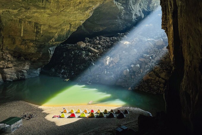 Tia nắng chiếu vào hang Én. Ảnh: Dai Bigben