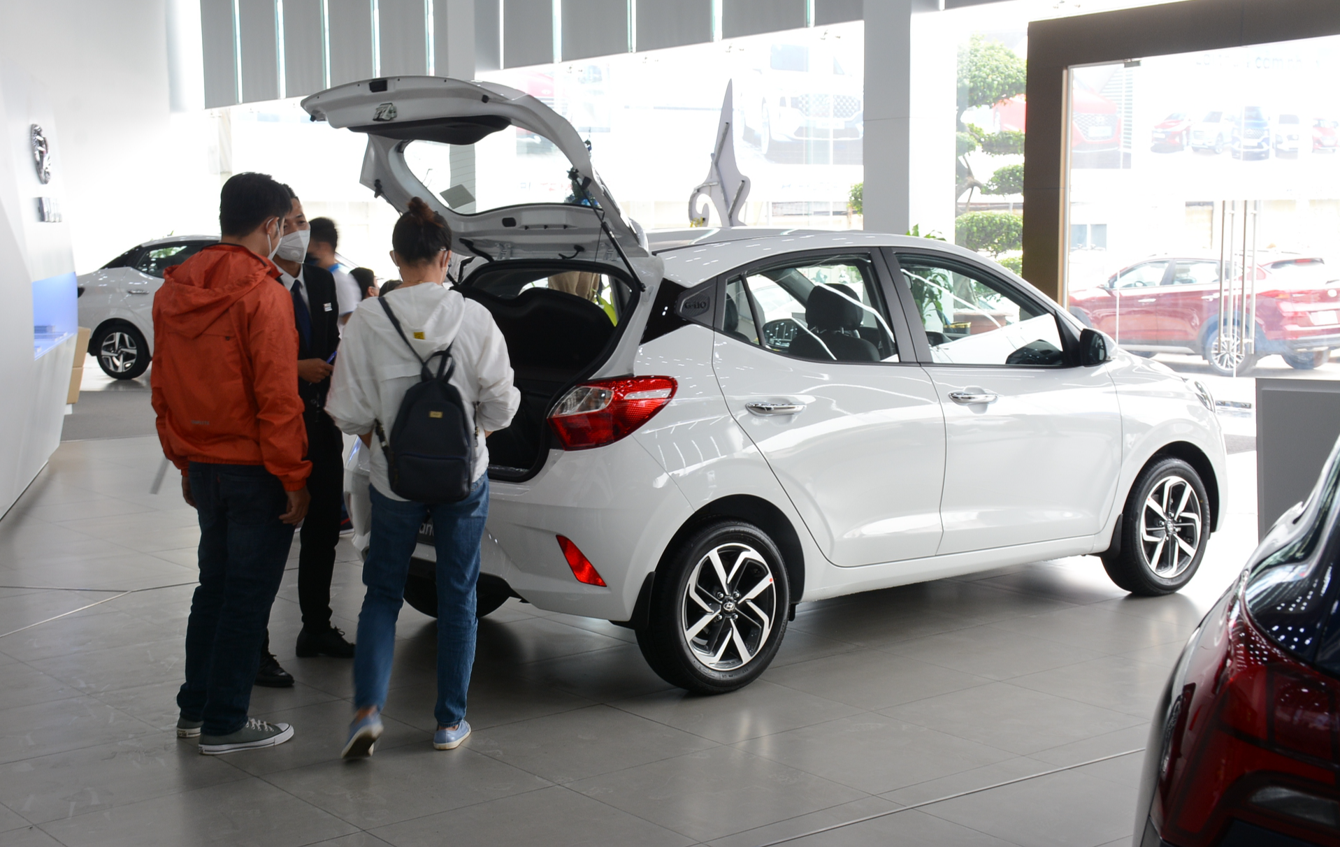 Tháng cuối năm, hàng loạt ô tô tại Việt Nam ồ ạt giảm giá - Ảnh 1.