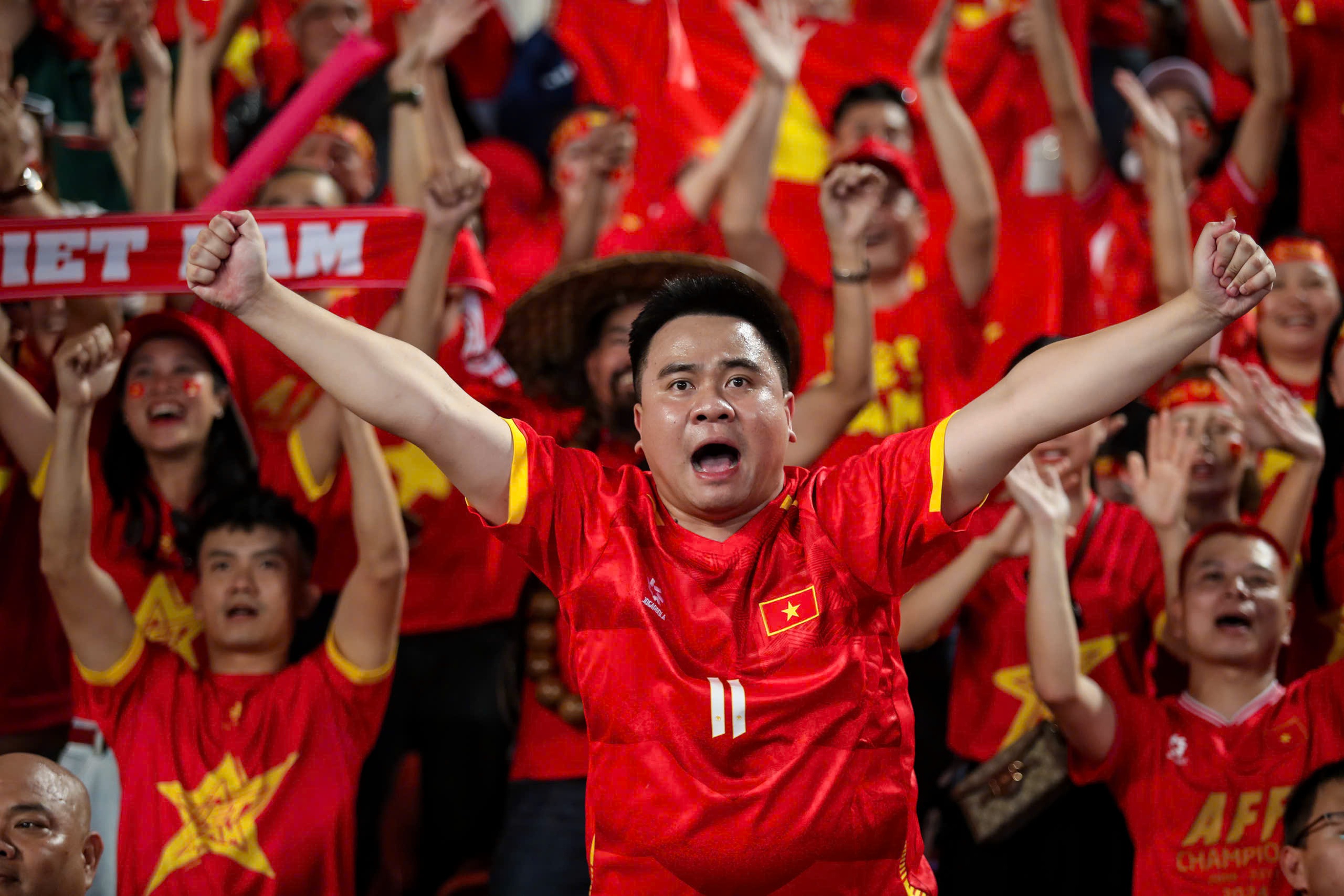 Thắng nghẹt thở Thái Lan, màn lội ngược dòng siêu đẳng cấp giành vàng của U.23 Việt Nam: VFF thưởng lớn! - Ảnh 1. Thắng nghẹt thở Thái Lan, màn lội ngược dòng siêu đẳng cấp giành vàng của U.23 Việt Nam: VFF thưởng lớn! - Ảnh 1.