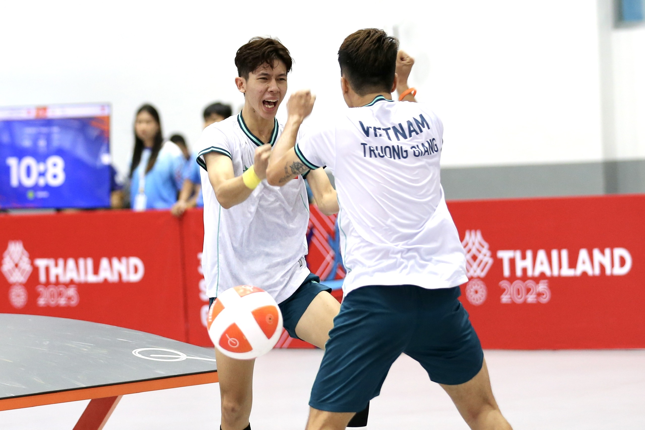 Thắng ngoạn mục Myanmar, đội tuyển teqball Việt Nam lần đầu có huy chương SEA Games- Ảnh 1. Thắng ngoạn mục Myanmar, đội tuyển teqball Việt Nam lần đầu có huy chương SEA Games- Ảnh 1.