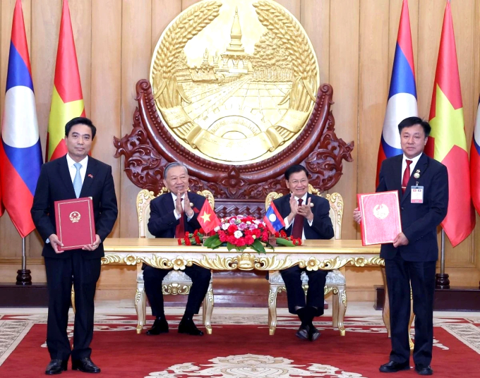 Tổng Bí thư Tô Lâm và Tổng Bí thư, Chủ tịch nước Lào Thongloun Sisoulith chứng kiến trao Thỏa thuận hợp tác giai đoạn 2026-2030 giữa tỉnh Thanh Hóa, Việt Nam và tỉnh Houaphanh, Lào. Ảnh: TTXVN