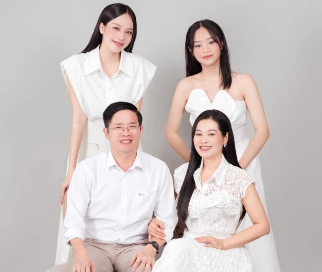 Thanh Thủy có cô em gái kín tiếng xinh từ bé, được kỳ vọng "nối gót" chị thi hoa hậu 1 Hoa hậu Thanh Thủy bên cạnh bố mẹ và em gái Thanh Hằng.