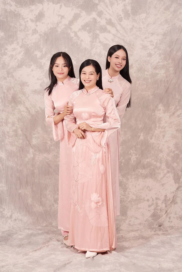 Thanh Thủy có cô em gái kín tiếng xinh từ bé, được kỳ vọng "nối gót" chị thi hoa hậu 6 Thanh Thủy và Thanh Hằng thừa hưởng nhiều đường nét xinh đẹp từ mẹ ruột.