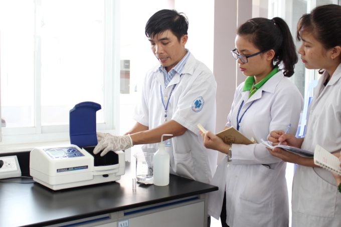 Thầy trò trường Đại học Công thương TP HCM trong một buổi học thực hành. Ảnh: HUIT